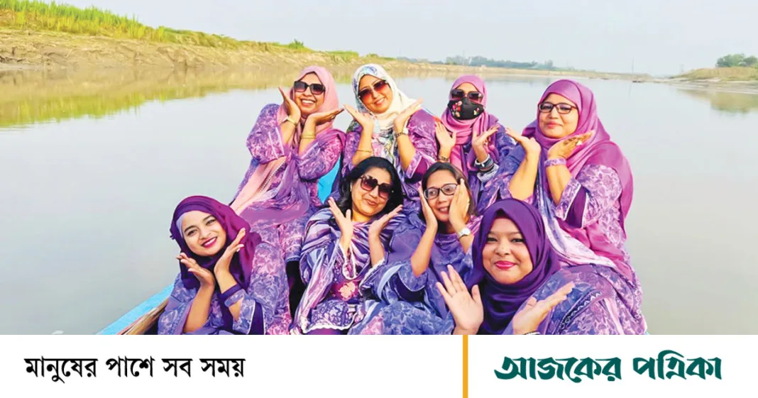কালীগঙ্গার বুকে নারীদের রাঙা পাল