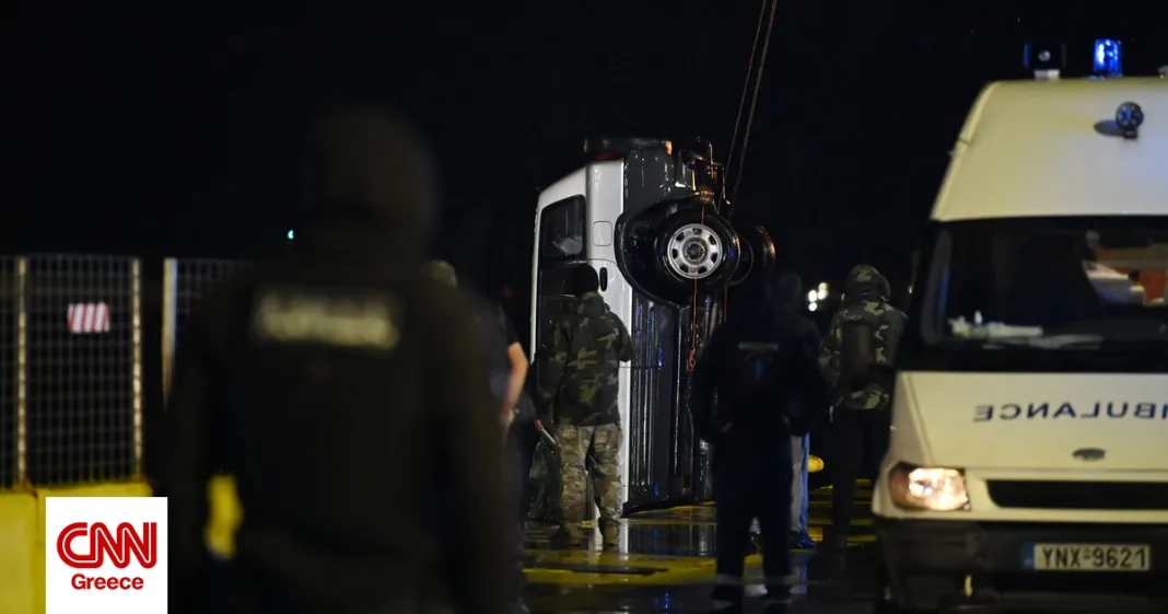 Τραγωδία στον Πειραιά: Τρεις νεκροί από την πτώση οχήματος στο λιμάνι