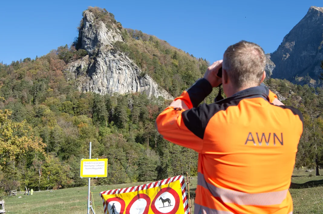 Wegen Felssturzgefahr am Matlusch (Berg im Bild) ist die Steigstrasse zwischen der Gemeinde Fläsch und der St. Luzisteig seit mehreren Wochen gesperrt. Aus Sicherheitsgründen sind seither auch der Klettergarten und der Wanderweg Matlusch nicht begehbar. Zwei instabile Felskörpern wurden in der Zwischenzeit abgetragen. Da sie aufgrund der geöffneten Klüfte absturzgefährdet bleiben, hat die geologische Beurteilung ergeben, dass eine Sprengung der Restkörper notwendig ist. Am 26.10.26 wurde deshalb gesprengt. Mit vor Ort war Peter Ebneter (im Bild), dipl. Forsting. FH Regionalforstingenieur
Schutzbauten vom Amt für Wald und Naturgefahren der die Sprengung mit der Drohne filmte. 

Bild Olivia Aebli-Item