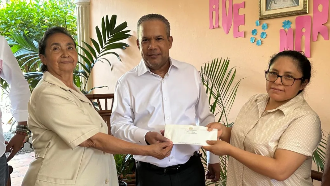 Héctor Acosta dona RD$100 mil al Hogar de Ancianos de Bonao gracias al juego entre Licey y Águilas
