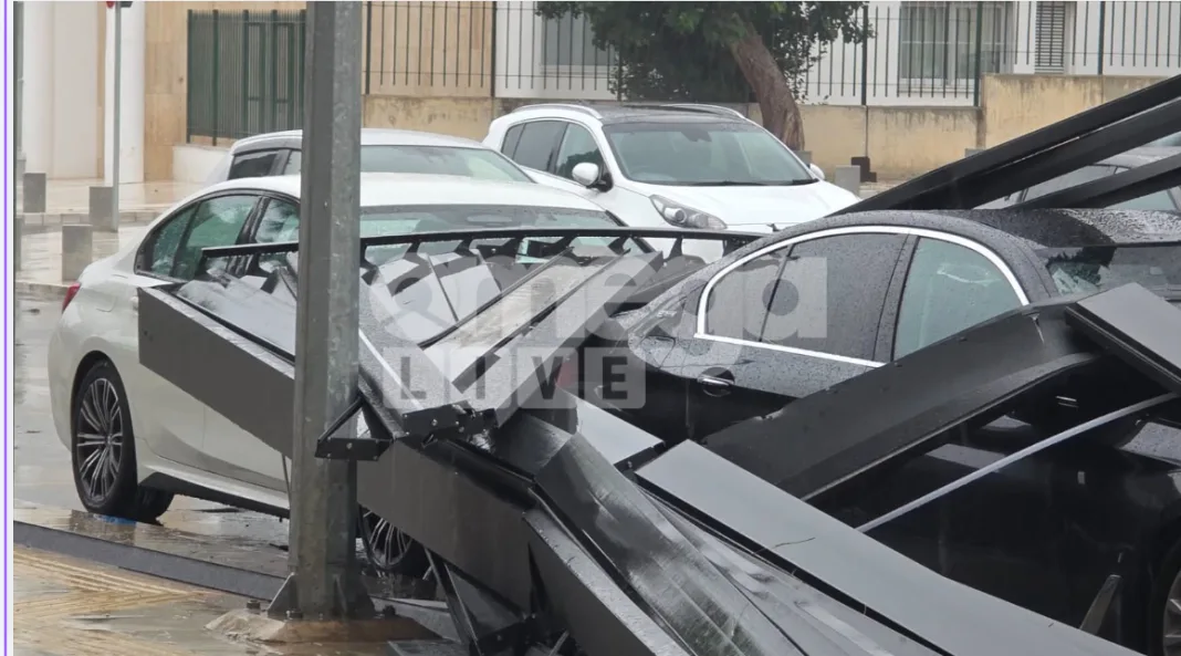 Ισχυροί άνεμοι προκαλούν καταρρεύσεις πέργολων σε οχήματα