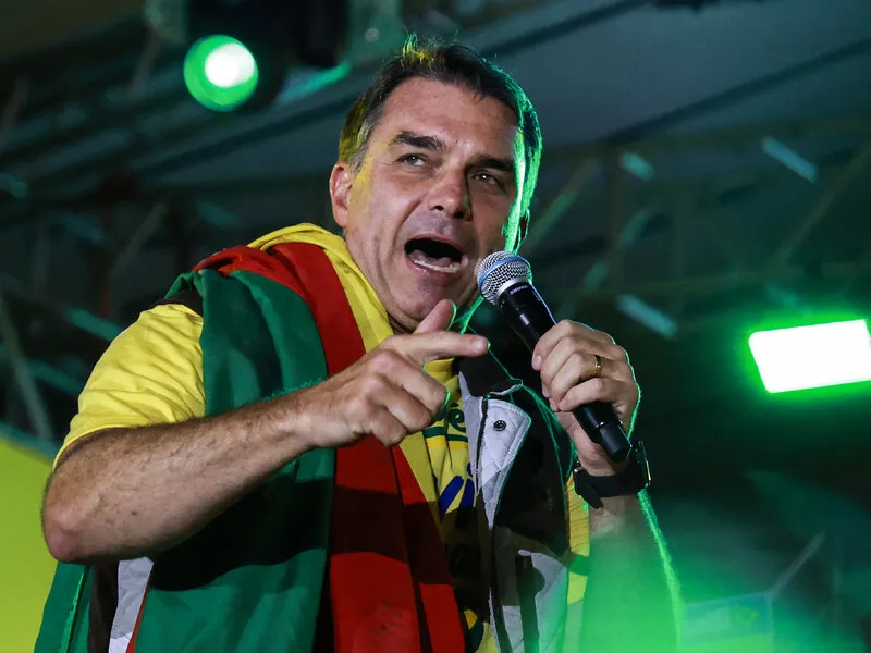 Flávio Bolsonaro supera por estrecho margen a Lula con el 13,6 % del escrutinio en Brasil