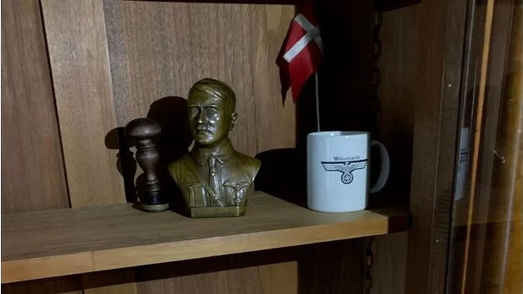Fundu 31 byssu, Hitler-brjóstmynd og danskan fána