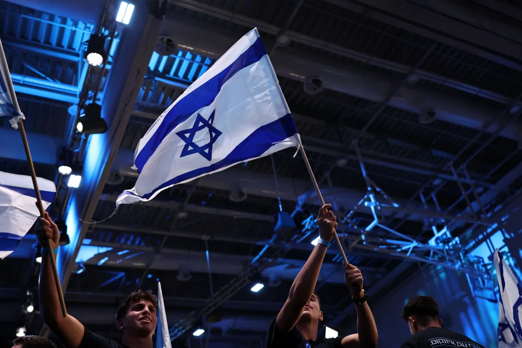 Jerusalem (Israel), 27/10/2026.- Supporters of the Yashar party of the former Israeli military chief Gadi Eisenkot react to the first exit polls, in Tel Aviv, Israel, 27 October 2026. Israelis headed to the polls in the first nationwide 26th Knesset (legislative) elections since the Hamas-led 07 October 2023 attack. (Elecciones) EFE/EPA/ATEF SAFADI