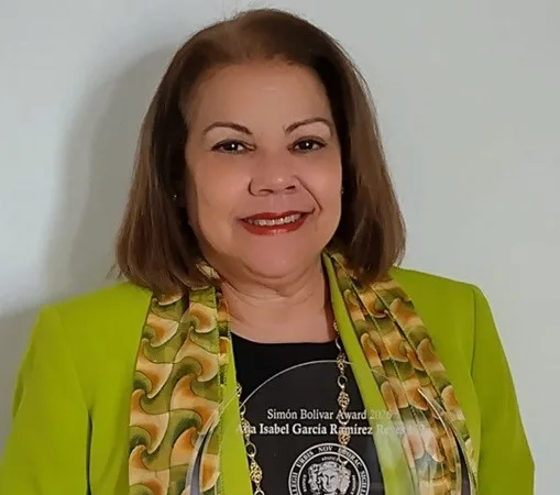 Ana García Reyes recibe Premio Simón Bolívar por su trayectoria en la educación superior de Nueva York