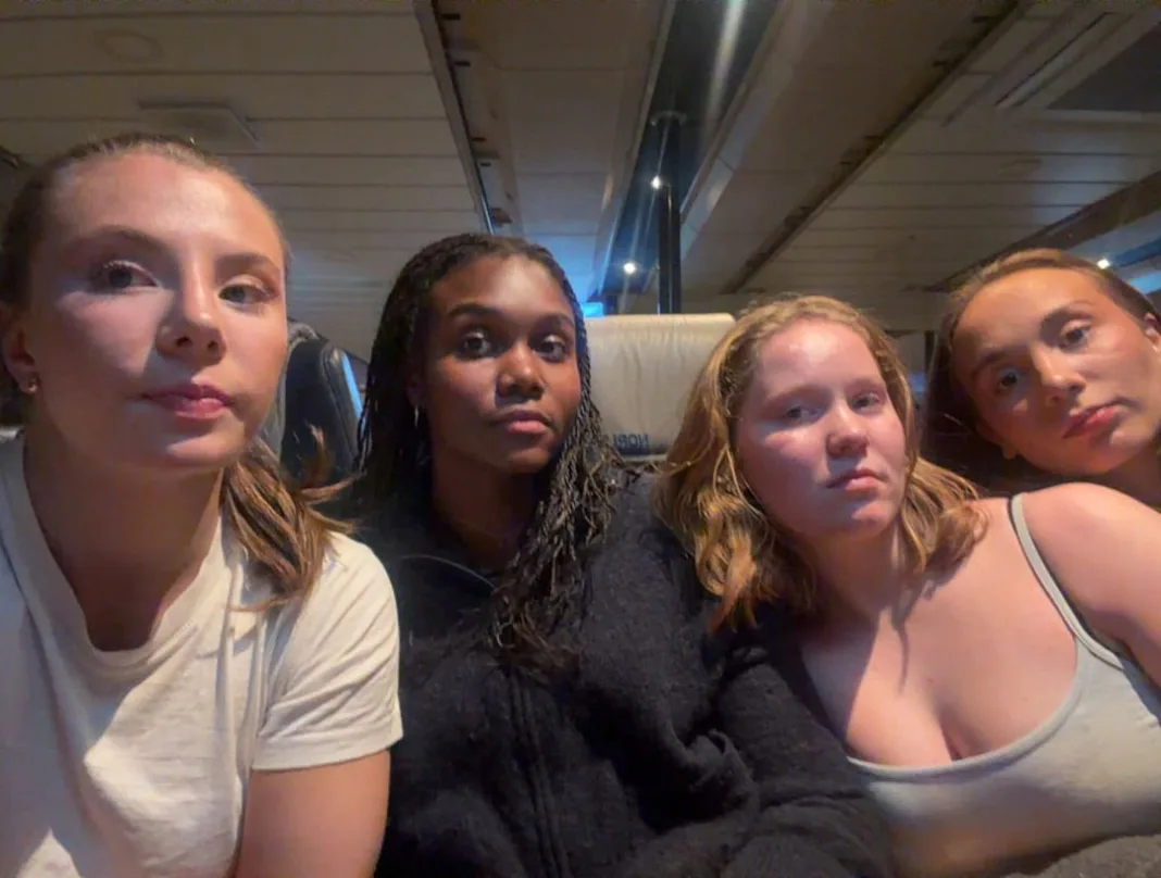 Busskaos før halloween: Elisa (18) og venninnene ble stående igjen