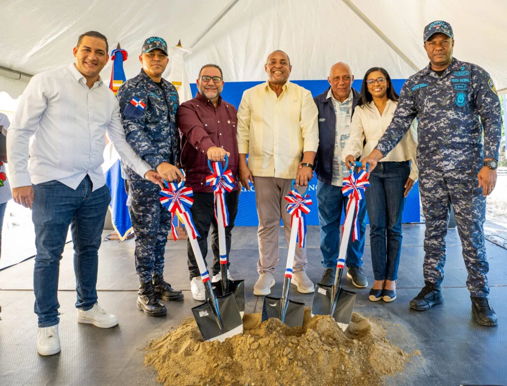 Director José Andújar encabeza primeros palazos para la construcción de dos estaciones policiales en La Vega