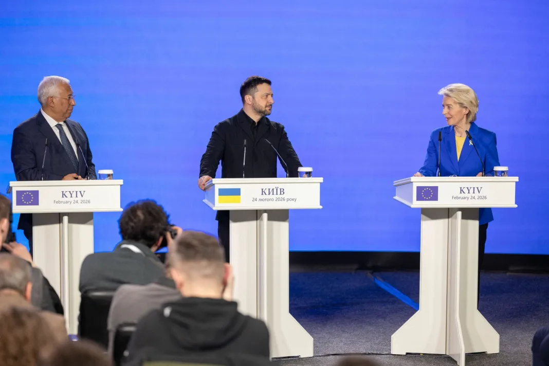 Conférence de presse de Volodymyr Zelensky, président ukrainien, Antonio Costa, président du Conseil européen et Ursula von der Leyen, présidente de la Commission européenne, à Kiev, le 24 février 2026. Au cours de cette rencontre, des mesures concrètes susceptibles de rapprocher la paix ont été abordées. Il a notamment été question d'amendements à la législation de l'Union européenne permettant d'arraisonner les pétroliers russes et de saisir le pétrole qu'ils transportent. Parmi les autres sujets importants figurait le prêt de 90 milliards d'euros accordé par l'Union européenne pour la période 2026-2027, qui doit être mis en œuvre au plus vite et avec la plus grande efficacité possible. President of Ukraine Volodymyr Zelenskyy held a meeting with President of the European Council António Costa and President of the European Commission Ursula von der Leyen, in Kyv on February 24th, 2026. During the meeting, specific steps that could bring peace closer were discussed. In particular, this concerned amendments to European Union legislation that would make it possible to stop Russian tankers and seize the oil they transport. Among other important topics was the European Union’s €90 billion loan for 2026–2027, which should begin working as soon as possible and as effectively as possible.