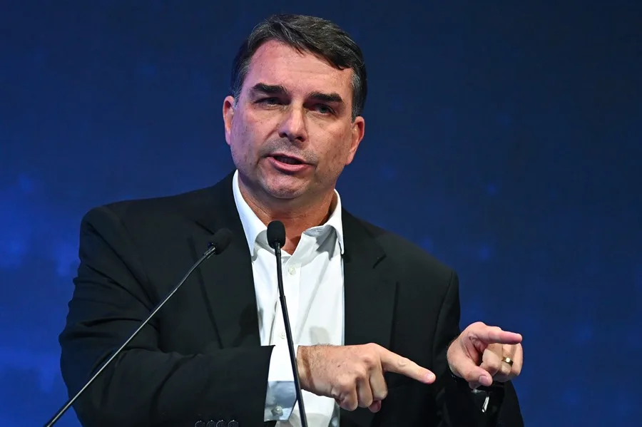Flávio Bolsonaro dice que un juez le ha pedido entregar su pasaporte