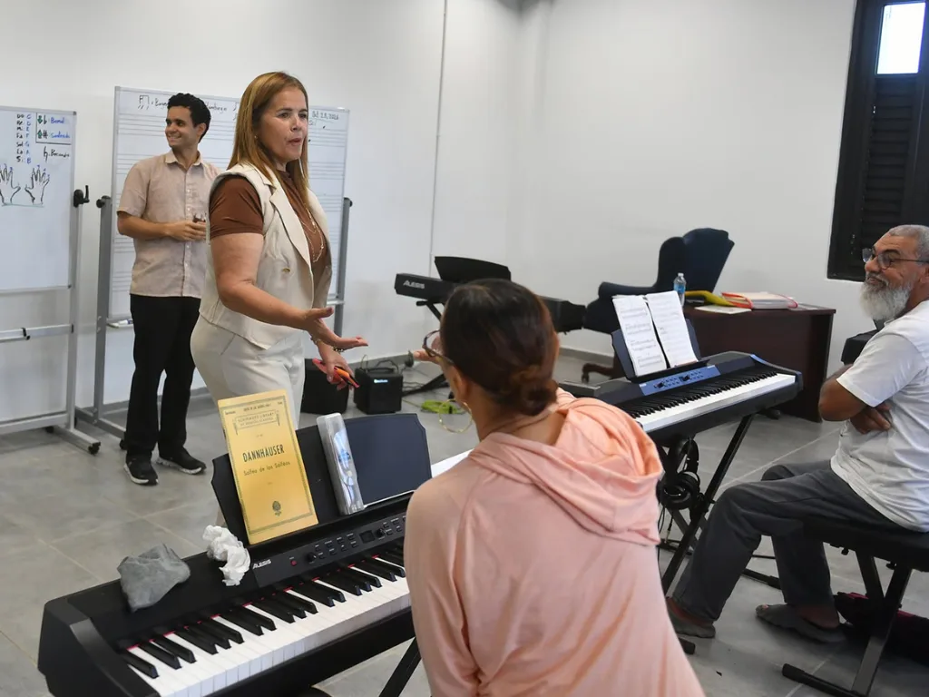 Lornna Soto inspecciona Escuela de Bellas Artes de Canóvanas