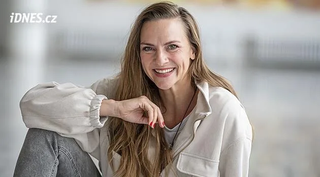 Do každé role se znovu narodím, říká herečka Holcmanová. Thálie jí unikla