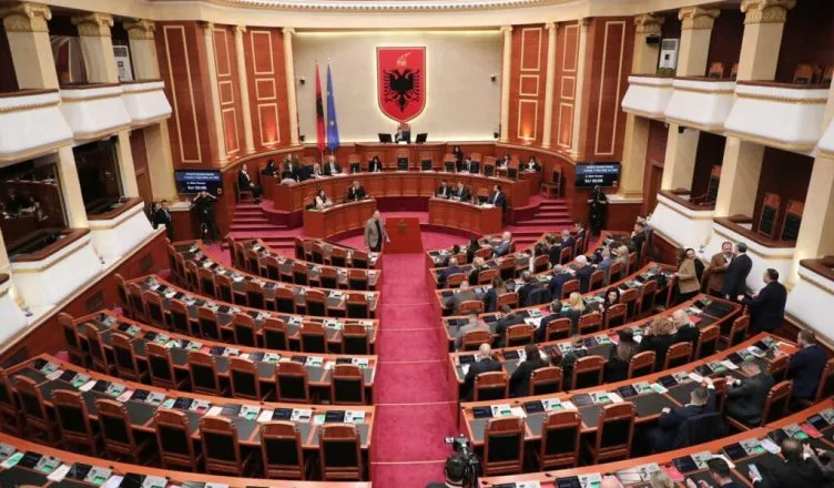 Kuvendi mblidhet sot pas përplasjeve mes mazhorancës dhe opozitës, në rend dite 12 projektligje