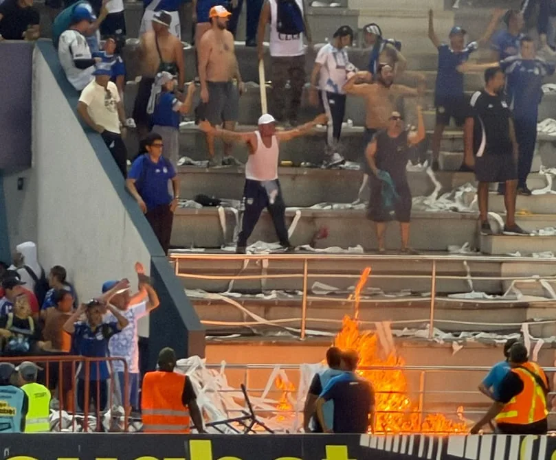 ¡Insólito! Hinchas de Emelec prenden fuego en las gradas del ‘Chucho’ Benítez; Policía Nacional intervino y evacuó a los aficionados