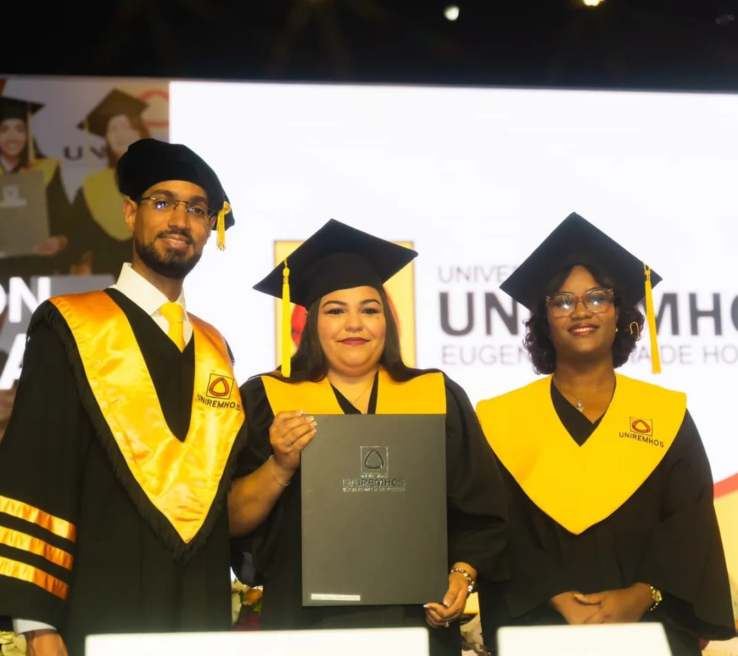 Uniremhos gradúa 598 profesionales y llama a reforzar la prevención de inundaciones