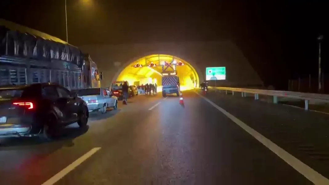 Kocaeli’de Kuzey Marmara Otoyolu’ndaki tünelde TIR yangını söndürüldü, yol açıldı