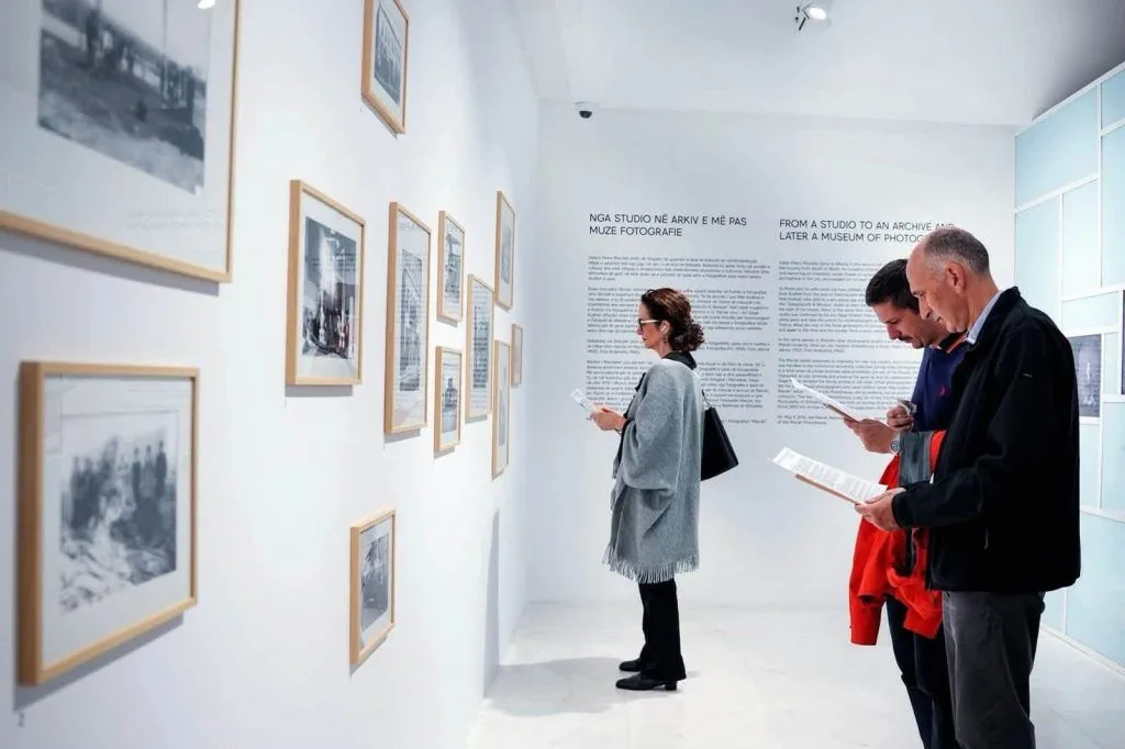 Ekspozita fotografike “Venetiku” në Muzeun Marubi, takim me kujtesën dhe historitë njerëzore