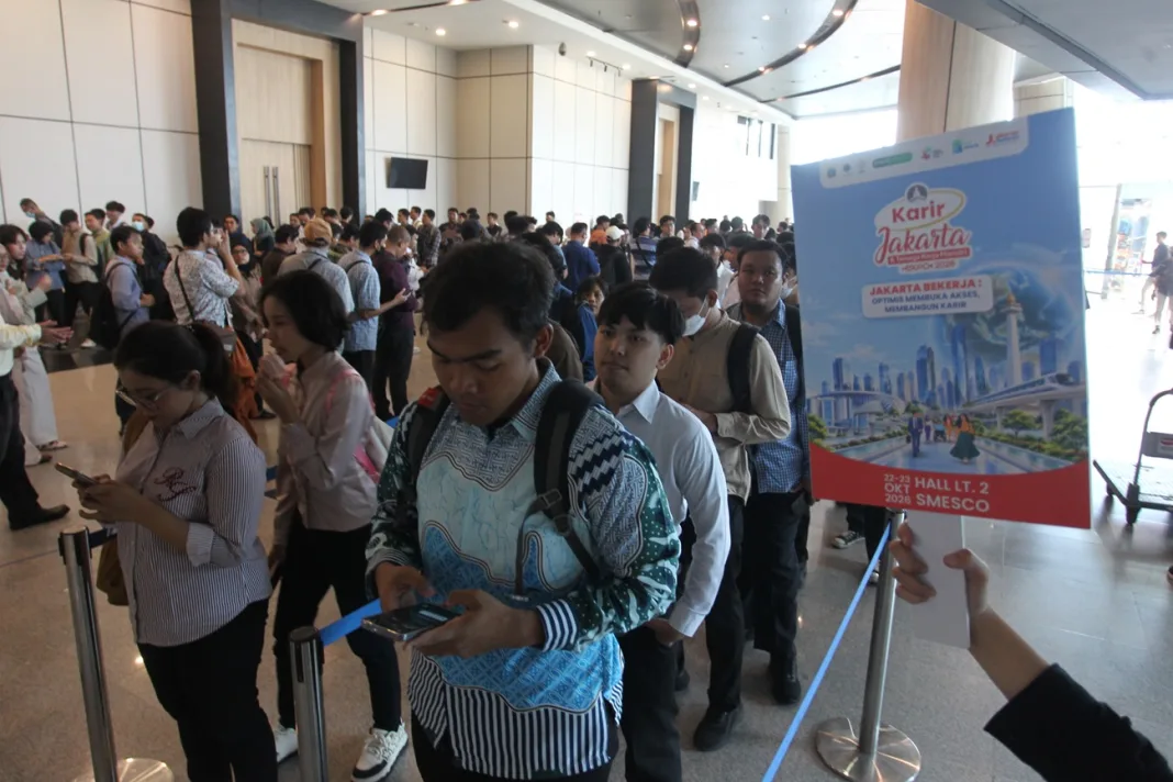 Sejumlah pencari kerja mengantre untuk memasuki lokasi pameran bursa kerja Karir Jakarta Expo 2026 di Smesco, Jakarta, Kamis (22/10). Pemerintah Provinsi DKI Jakarta menggelar bursa kerja yang menyediakan 12 ribu lowongan untuk memperluas akses masyarakat terhadap informasi pekerjaan dan menekan tingkat pengangguran terbuka di Jakarta yang ditargetkan turun menjadi 3,5 persen.Koran Jakarta/Wahyu AP
