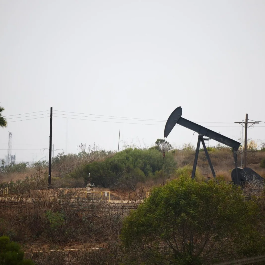 Petróleo de Texas sube 2,08 % por posible escalada en Irán y acumula alza mensual del 13 %
