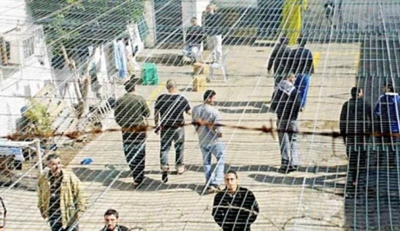 العدو الإسرائيلي يصدر ويجدد أوامر اعتقال إداري لـ 42 فلسطينياً من الضفة