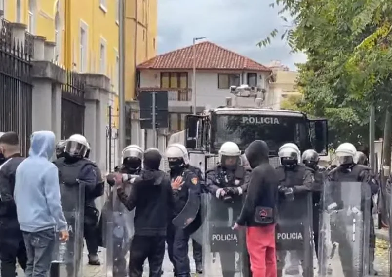Protestuesit grumbullohen para Ministrisë së Arsimit, forca të shumta policie dhe autobote uji në terren
