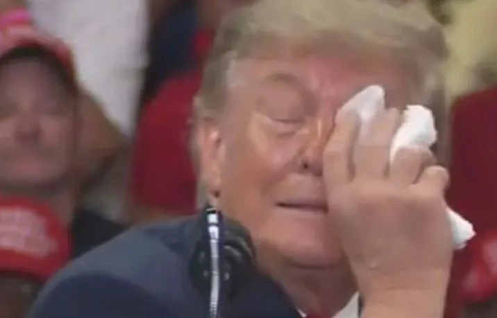 Trump ndërpret fjalimin për shkak të shqetësimit në sy: Do thonë që jam i sëmurë (VIDEO)