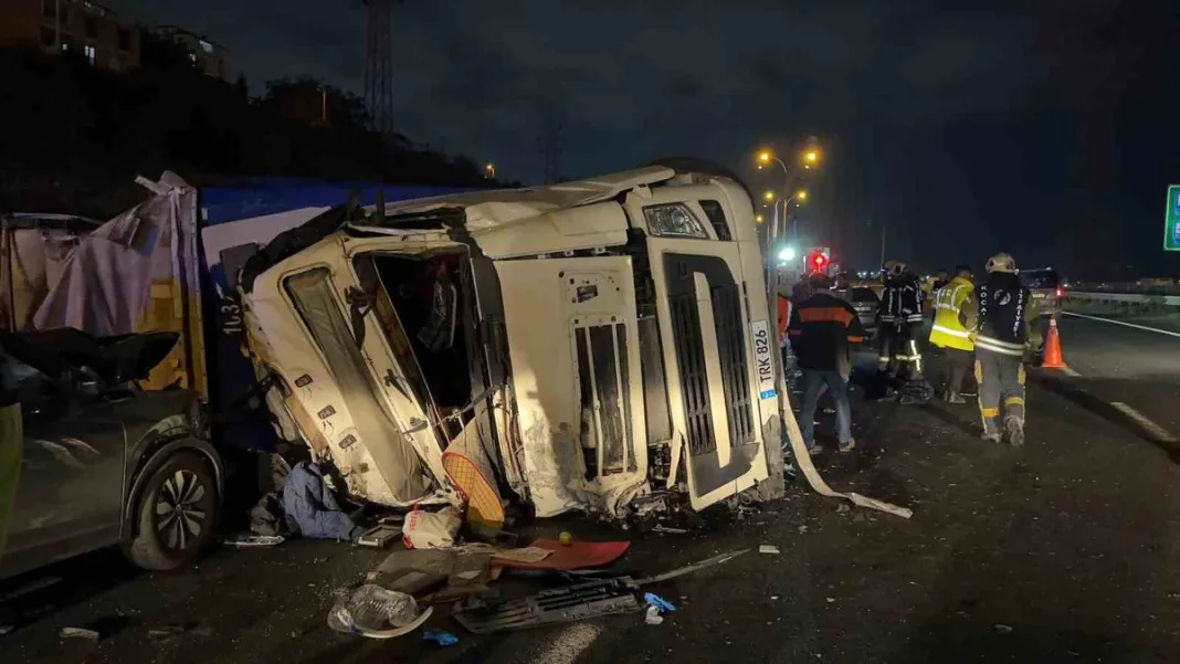 Kocaeli Dilovası’nda tır yan yattı, tır sürücüsü öldü, 2 kişi yaralandı