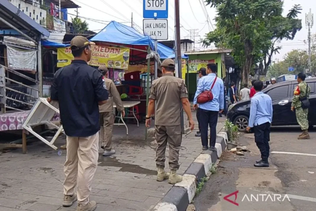 Mendadak Ditertibkan! Personel Gabungan Sasar PKL yang Kuasai Trotoar Kramat Jati