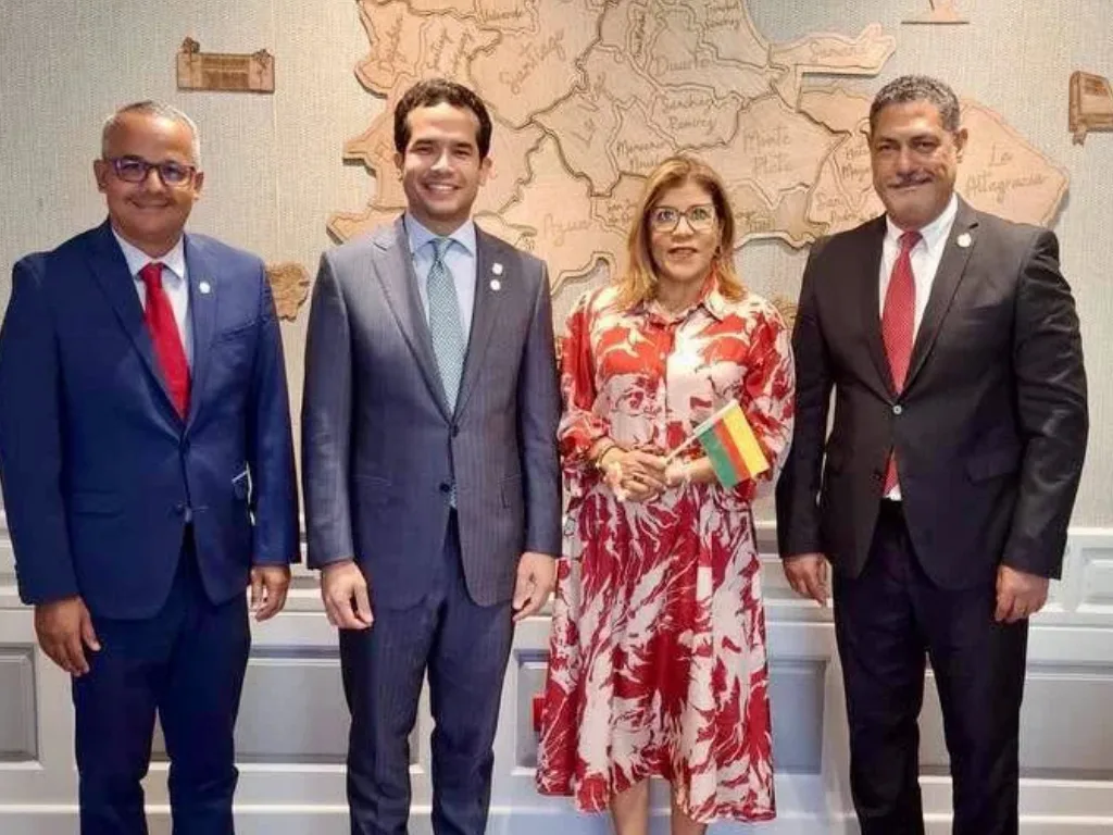 Humacao fortalece relaciones internacionales y explora soluciones para el manejo del sargazo en República Dominicana