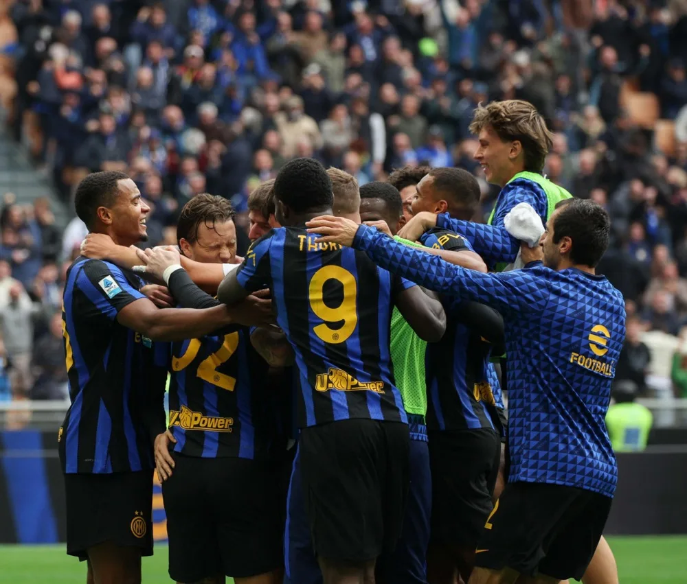 epa13330564 Inter's players celebrate the 2-1 goal scored by Piotr Zielinski during the Italian Serie A soccer match FC Internazionale Milano against ACF Fiorentina, in Milan, Italy, 25 October 2026.  EPA/Matteo Bazzi