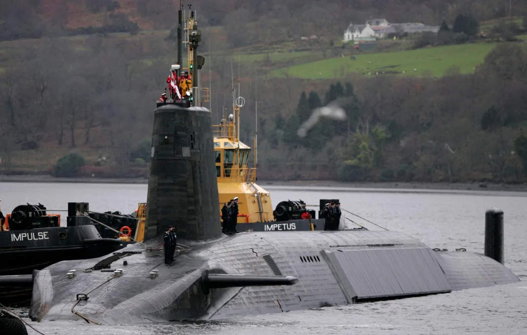 Británia má na mori tri strategické ponorky triedy Vanguard naraz, píšu britské médiá