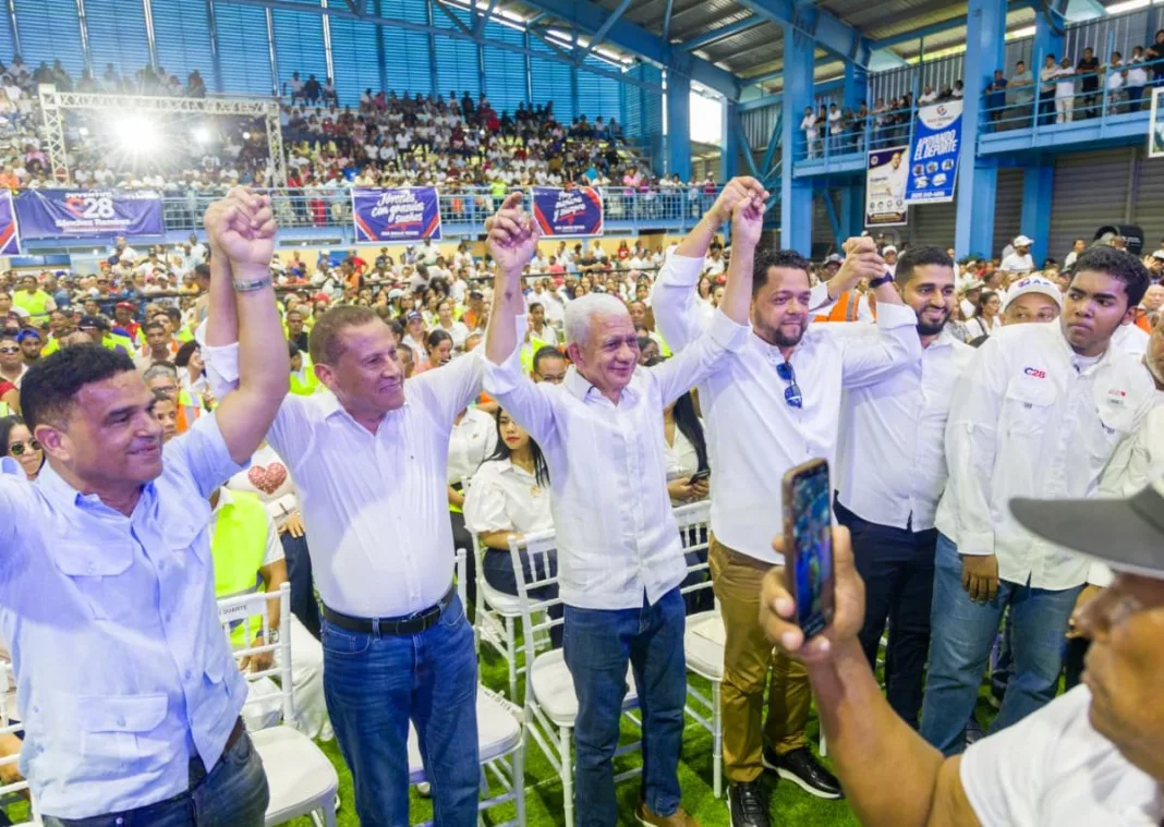 Ricardo juramenta al sector construcción de Sánchez Ramírez en respaldo a Carolina