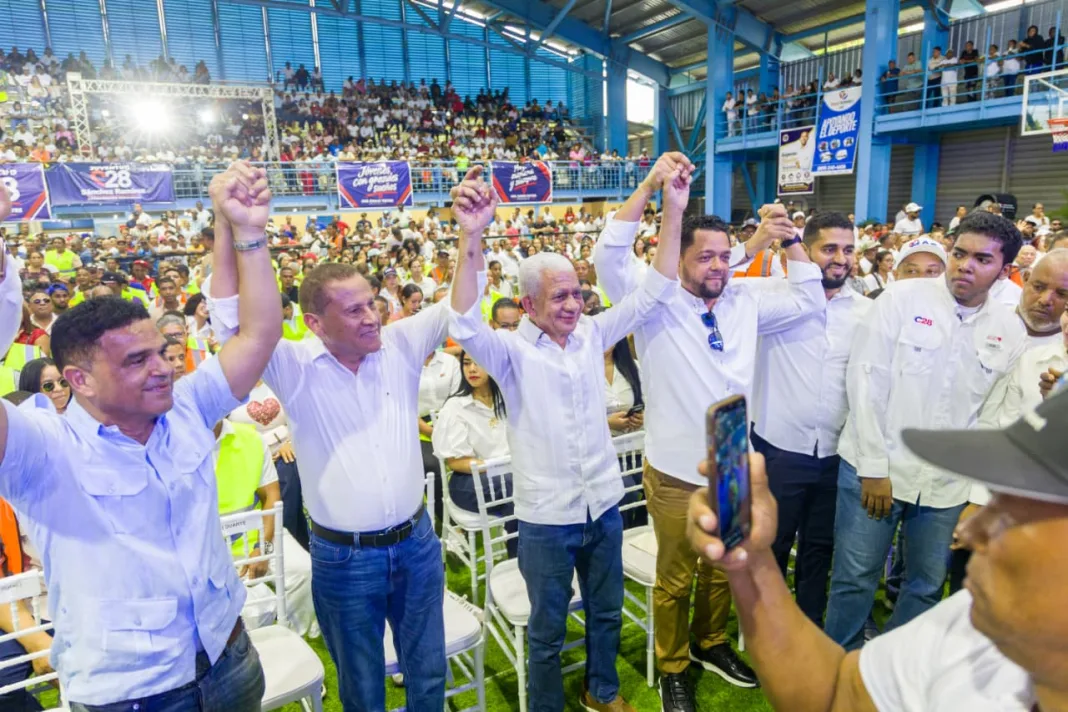Ricardo de los Santos juramenta al sector construcción de Sánchez Ramírez en apoyo a Carolina Mejía