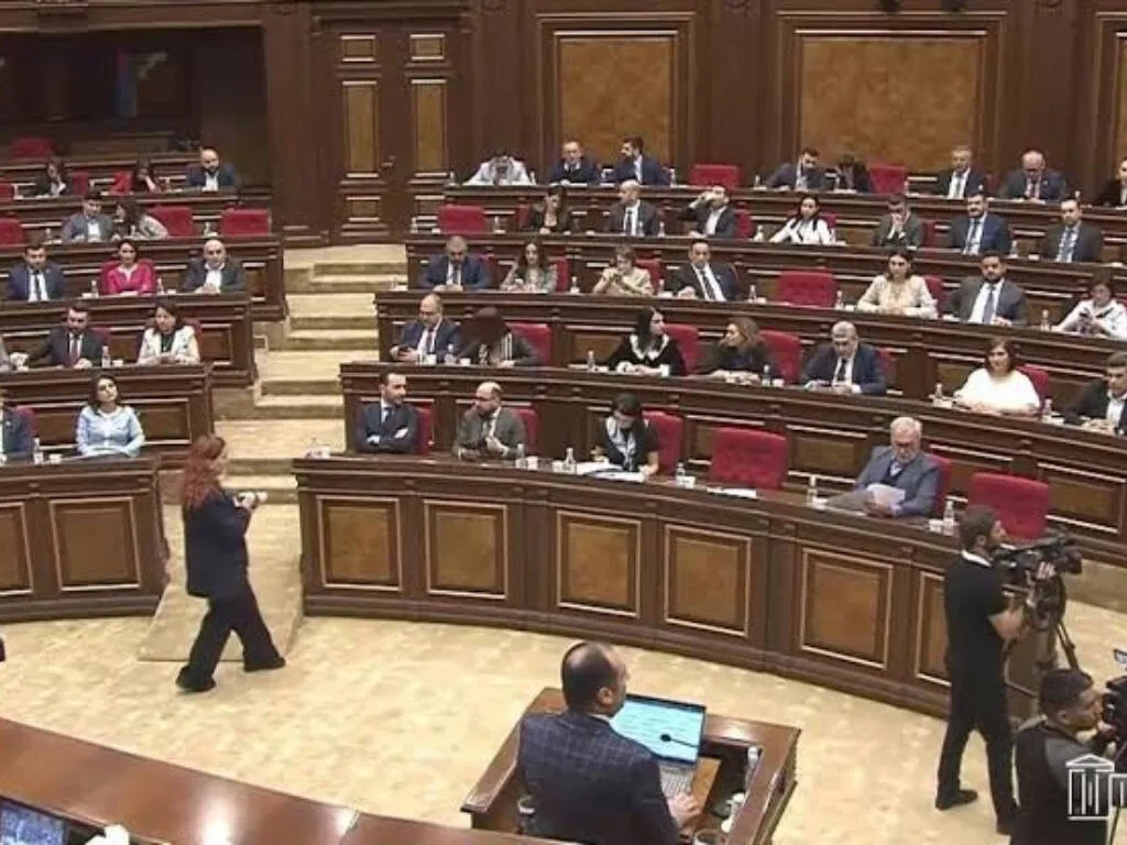 Pelea entre diputados obliga a suspender sesión del Parlamento de Armenia