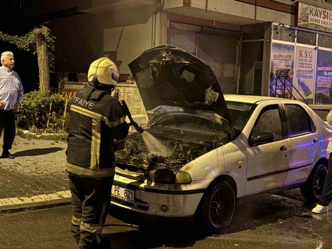 Kayseri Melikgazi’de çalıştırılan otomobilin motoru alev aldı, yangın söndürüldü