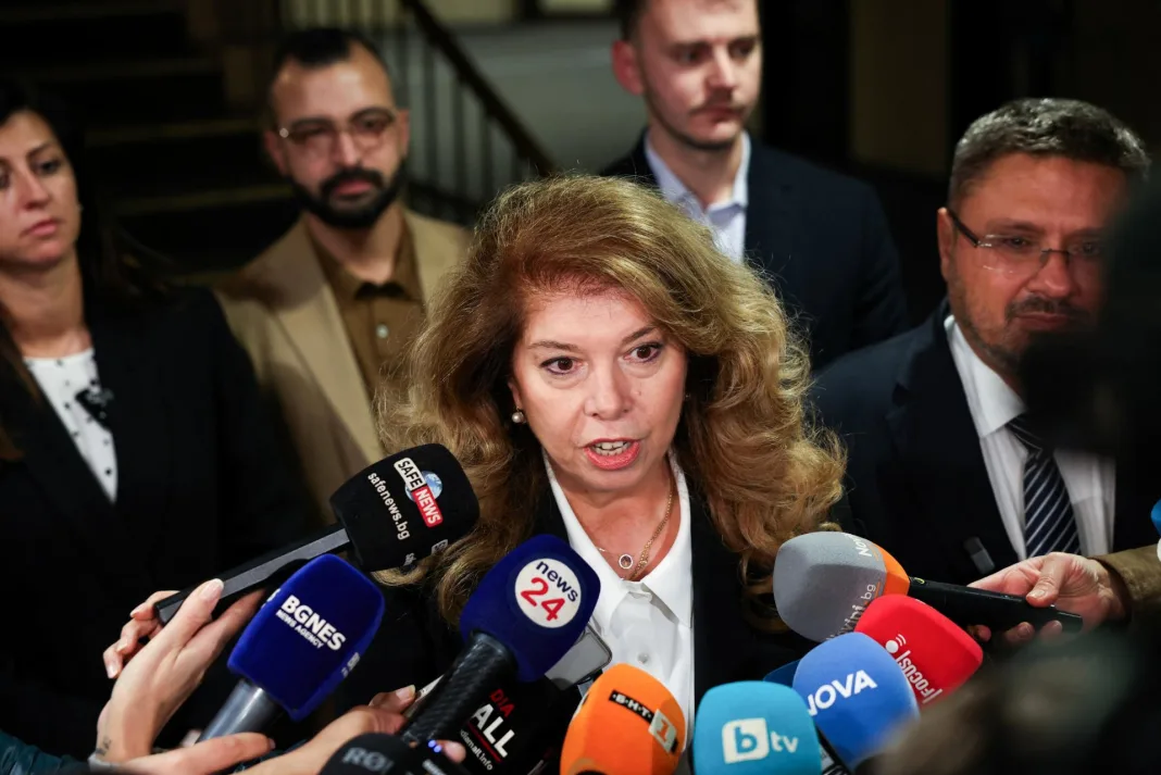 Bulharsko čaká druhé kolo prezidentských volieb, po tesnom súboji postúpili Jotovová a Gjurov