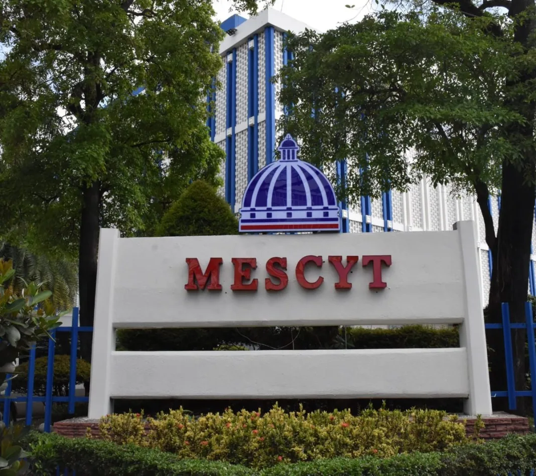Mescyt deposita pagos de noviembre a becarios de tres instituciones educativas