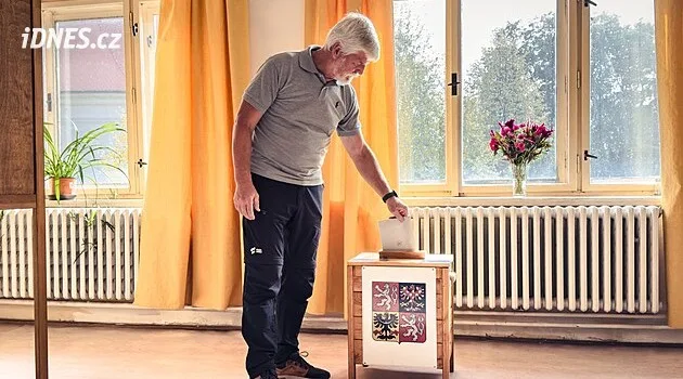 Pavel se po kritice vrátil z Afriky a odvolil. Prezident by měl jít příkladem, uznal