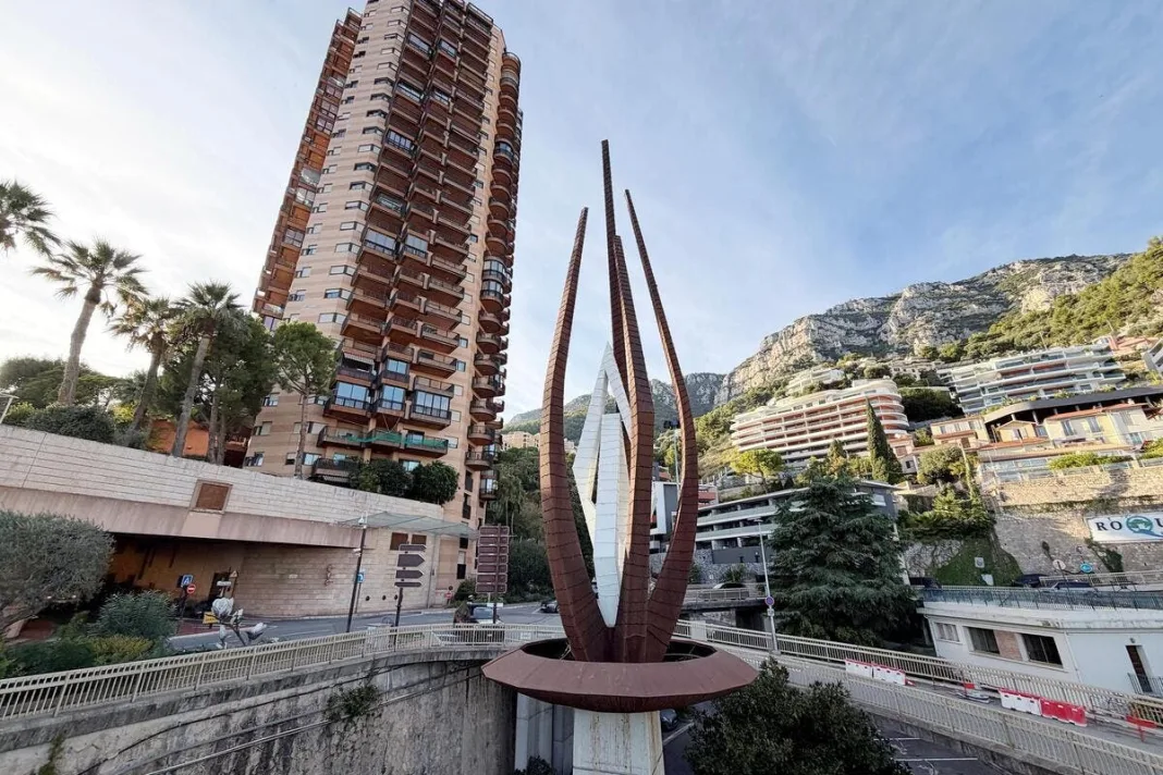 Les illuminations des fêtes de Noël qui feront briller Monaco commencent à être installées dans toute la Principauté