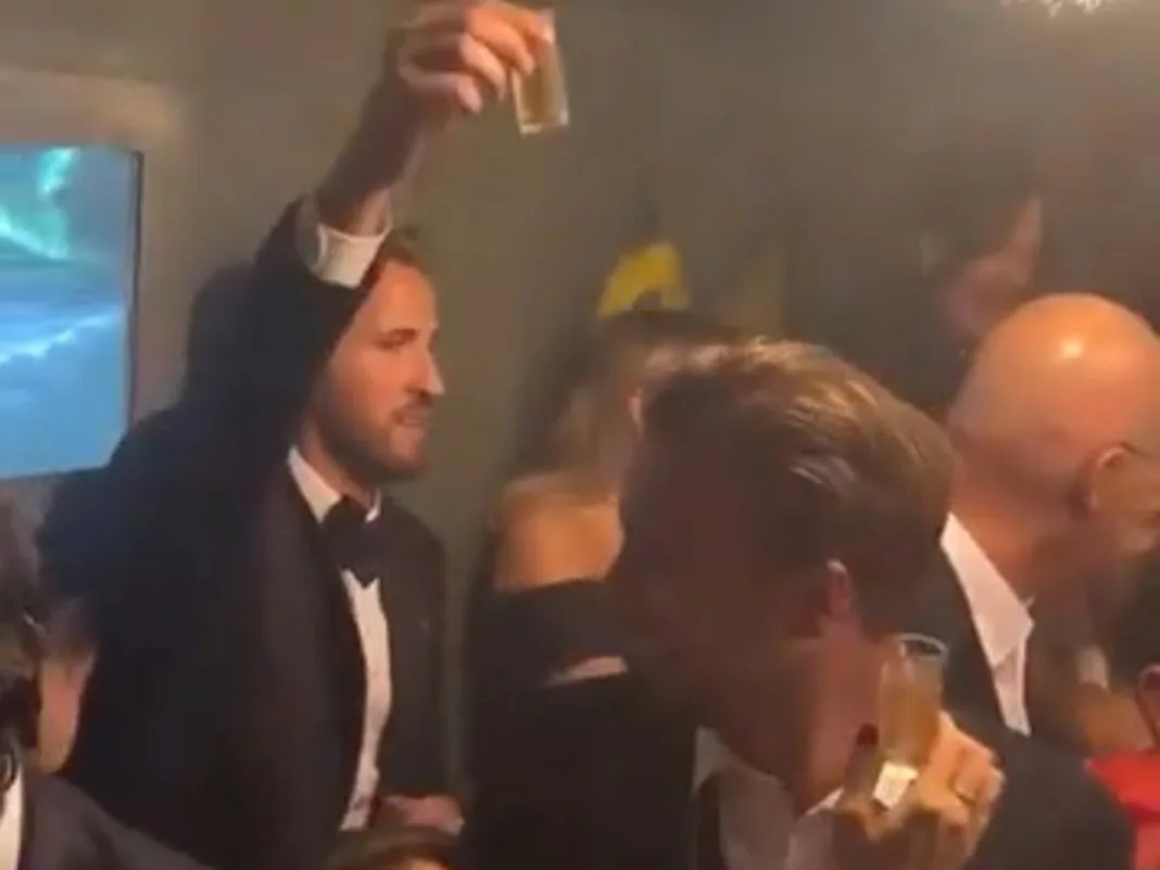 Harry Kane, living la vida loca: cerró una disco en Londres y fue recibido con bengalas y champagne tras su noche de gloria en el Balón de Oro