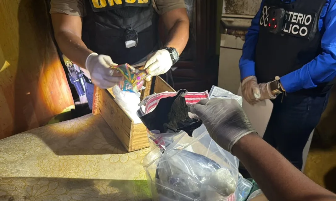 DNCD arresta a dos presuntos distribuidores de drogas tras allanar sus viviendas en Azua