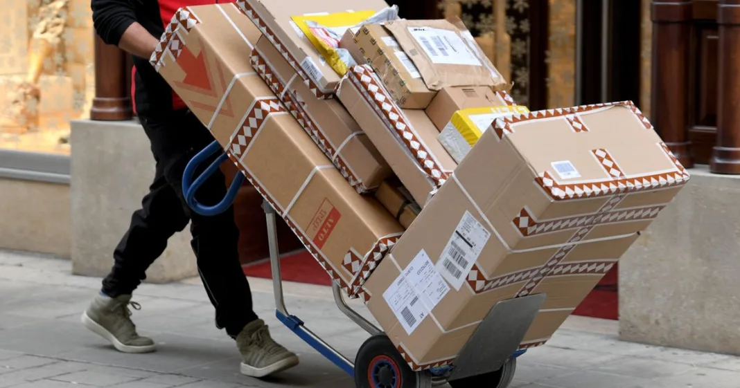 ABD0080_20211207 - WIEN - ÷STERREICH: Ein Paketzusteller bei der Arbeit am Dienstag, 7. Dezember 2021, in Wien. Die Vorweihnachtszeit ist f¸r Zustelldienste die arbeitsreichste Zeit im Jahr. - FOTO: APA/ROLAND SCHLAGER