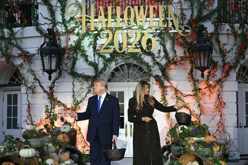 Halloween en la Casa Blanca: Donald y Melania Trump reparten dulces entre calabazas y disfraces