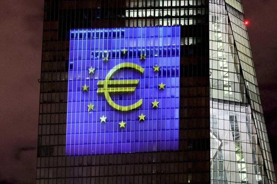 Ekonomika eurozóny spomalila, prekonala však očakávania ekonómov