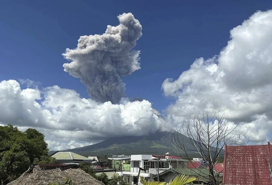 El volcán Mayón erupciona en Filipinas y expulsa columnas de ceniza de tres kilómetros