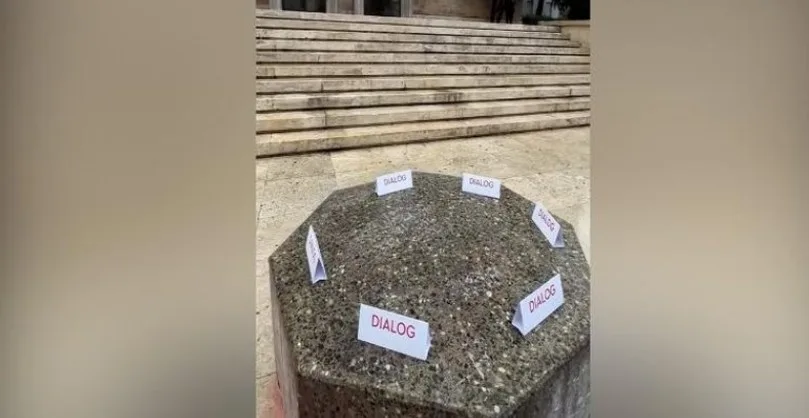 Rama bën sërish thirrje për dialog disa orë para protestës, lë ftesat mbi sofrën e gurtë para Kryeministrisë! (VIDEO)