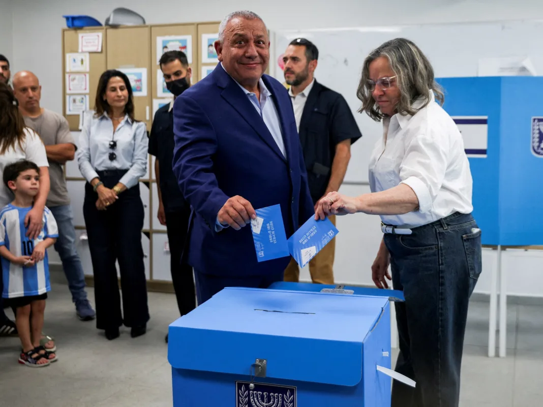 Elecciones en Israel: el bloque opositor lidera las legislativas por estrecho margen frente al premier Netanyahu y sus aliados