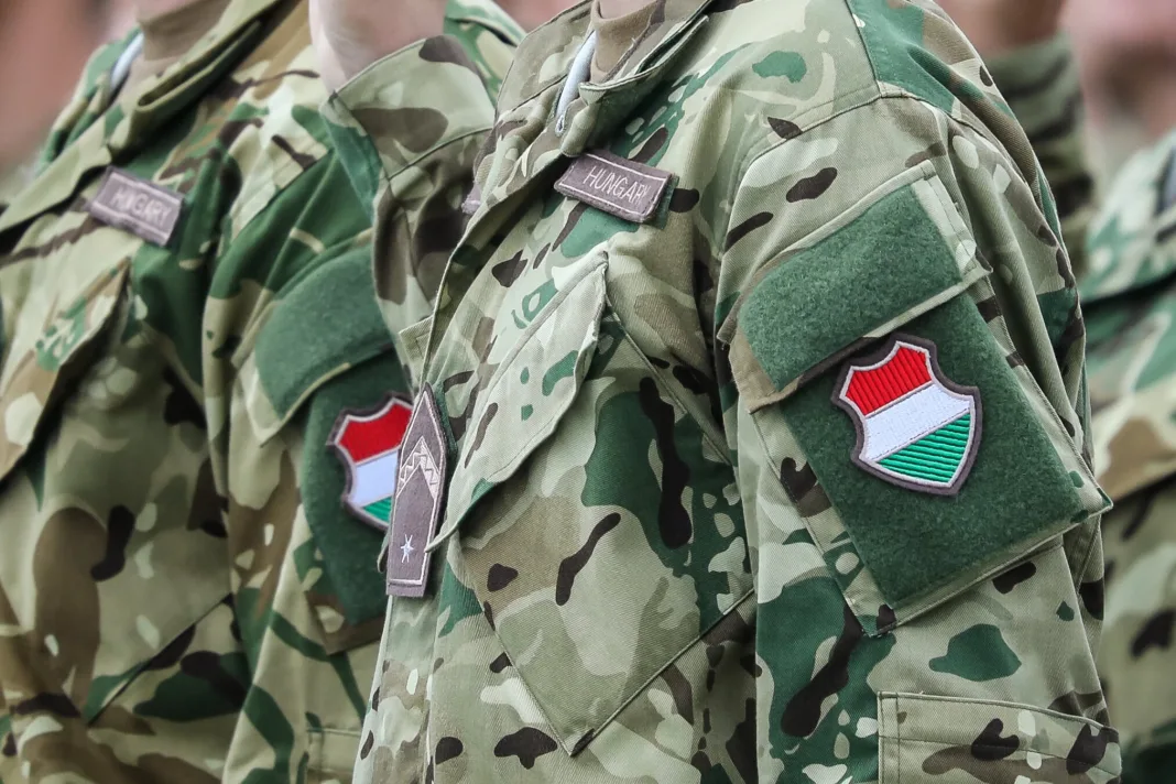 A kormány eltörli a szolgálati járandóság bérplafonját és a 15 százaléknyi szja-t