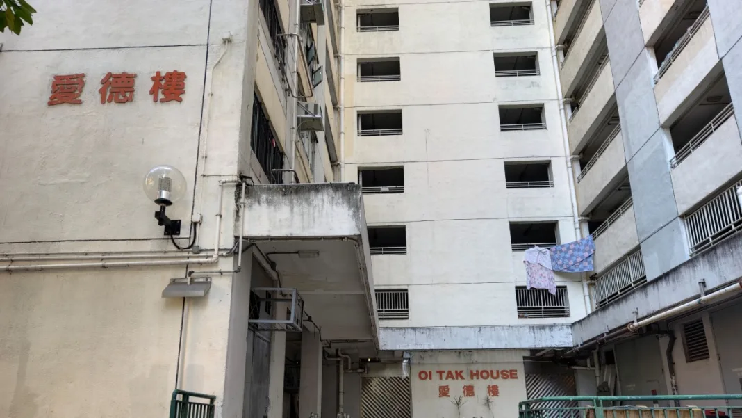 屯門友愛邨兩白衣賊狂毆33歲男企圖搶劫不果逃去 事主受傷送院