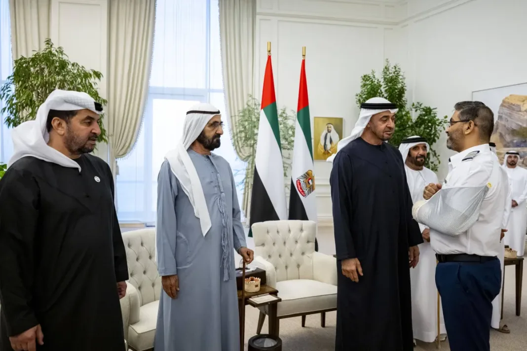 رئيس الإمارات يكرّم طاقم «فلاي دبي» بوسام زايد الثاني