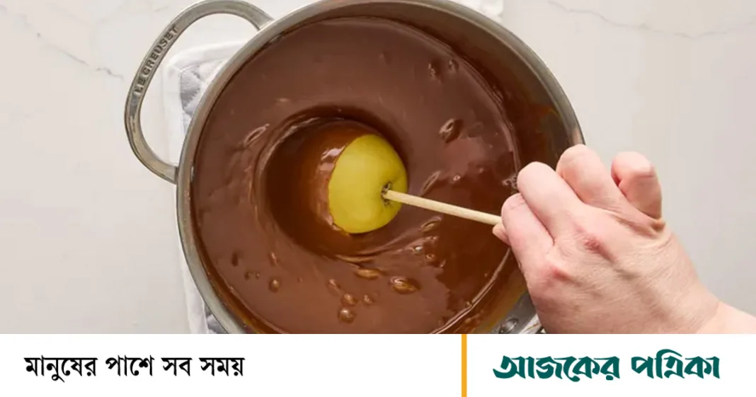 হ্যালোইনের জনপ্রিয় খাবার ক্যারামেল আপেল যেভাবে তৈরি করবেন